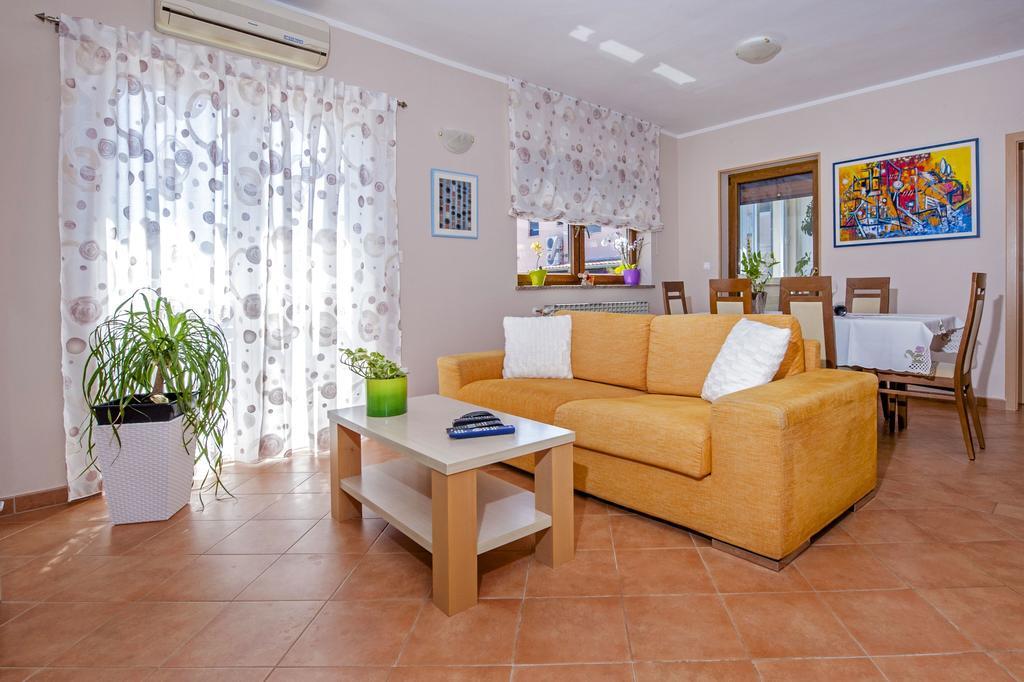 Apartments Karmen Rovinj Exteriör bild