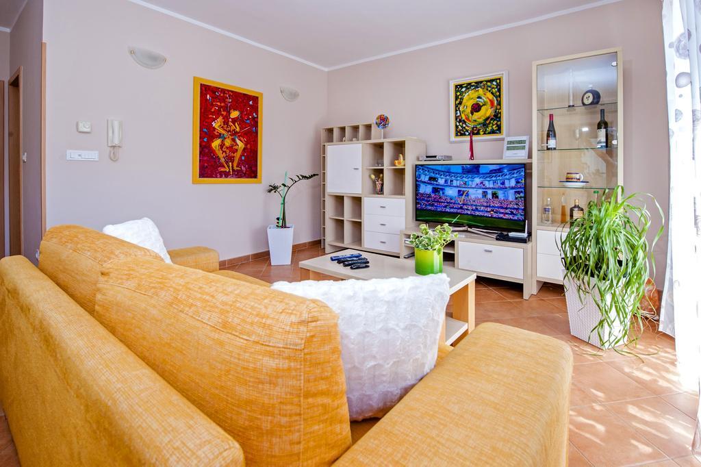 Apartments Karmen Rovinj Exteriör bild