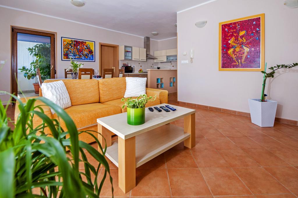 Apartments Karmen Rovinj Exteriör bild